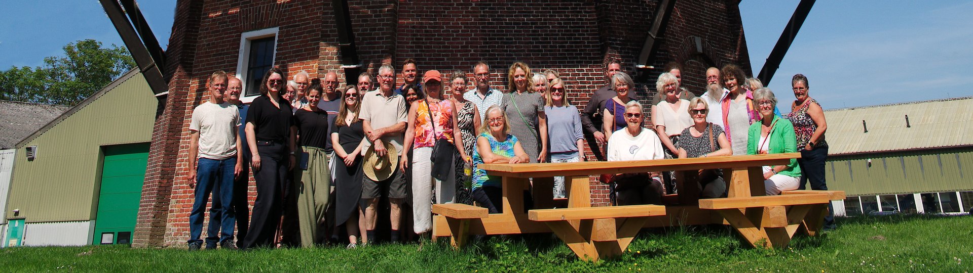 Groep vrijwilligers voor de molen bij HZPC