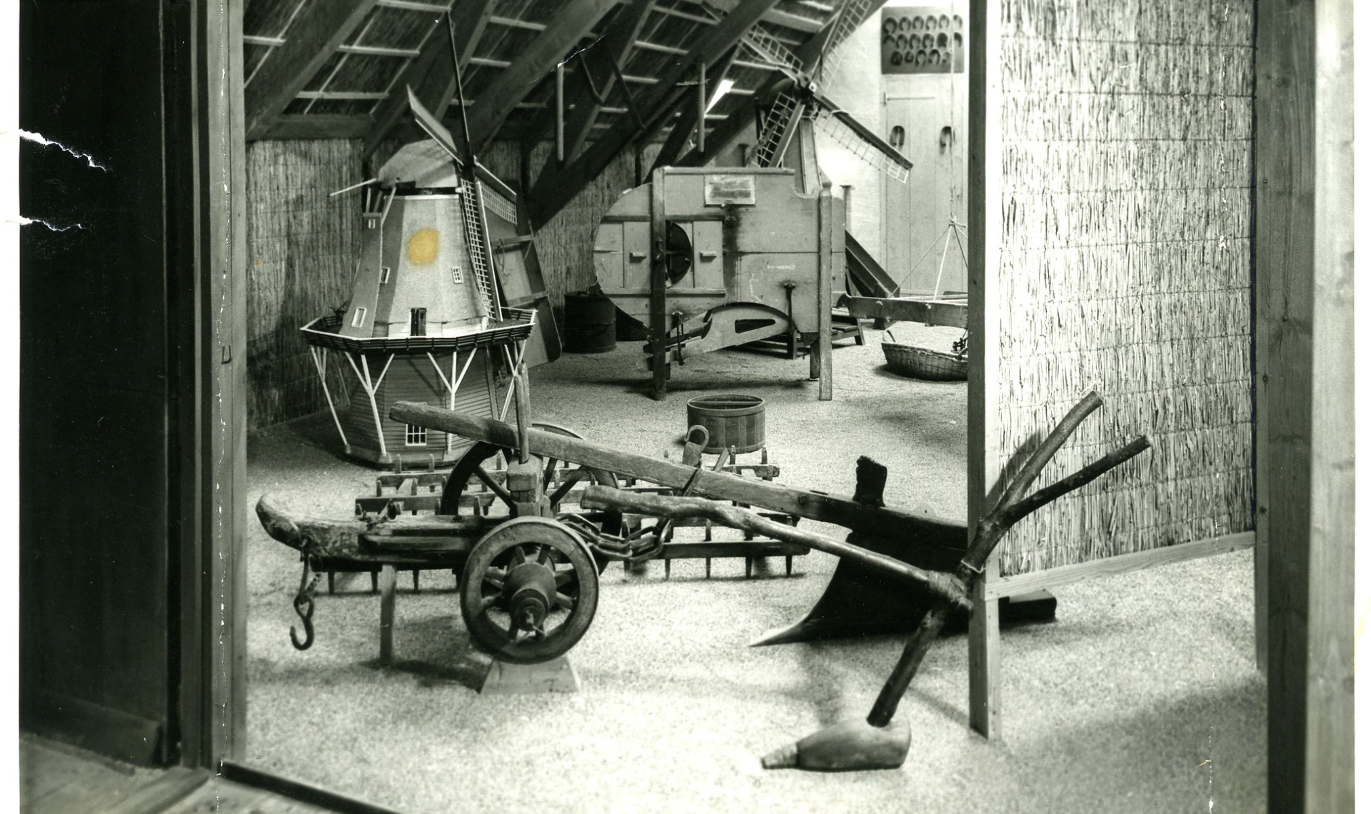 Foto van de tentoonstelling 'het oude zuivelbedrijf' in 1925