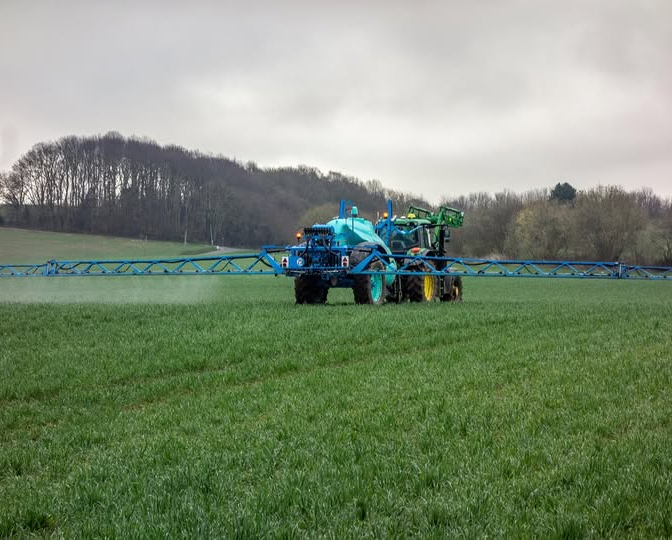 Trekker met spuitinstallatie