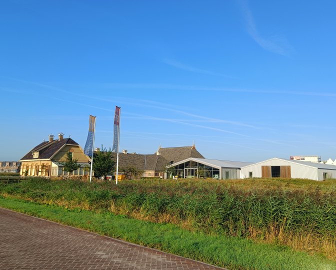 Fries Landbouwmuseum met nieuwbouw woningen op de achtergrond in de nieuwe wijk Middelsee