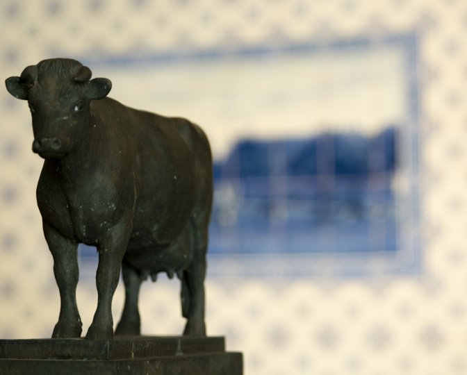 Beeldje koe voor tegeltableau