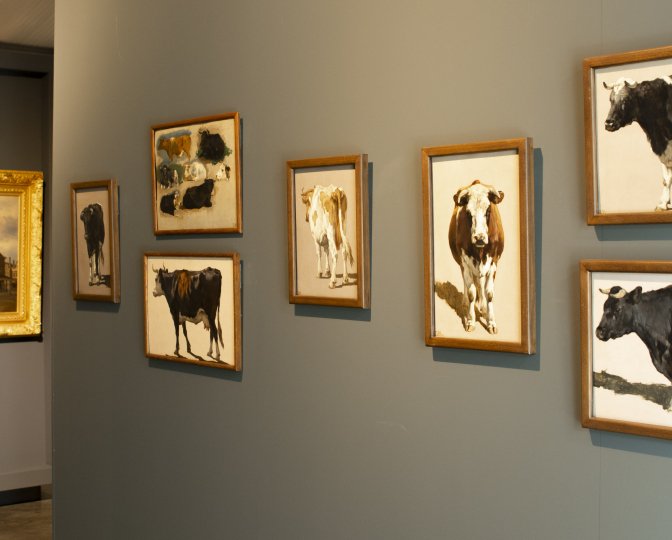 Schilderijen wand met onder andere schilderijen van koeien gemaakt door J.H.L. de Haas