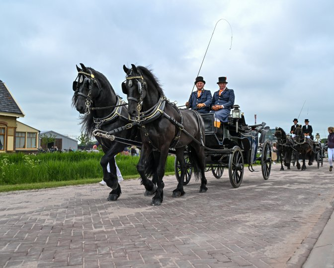 Voorkant van de stoet van Fryske Quadrille tijdens de heropening van het Fries Landbouwmuseum