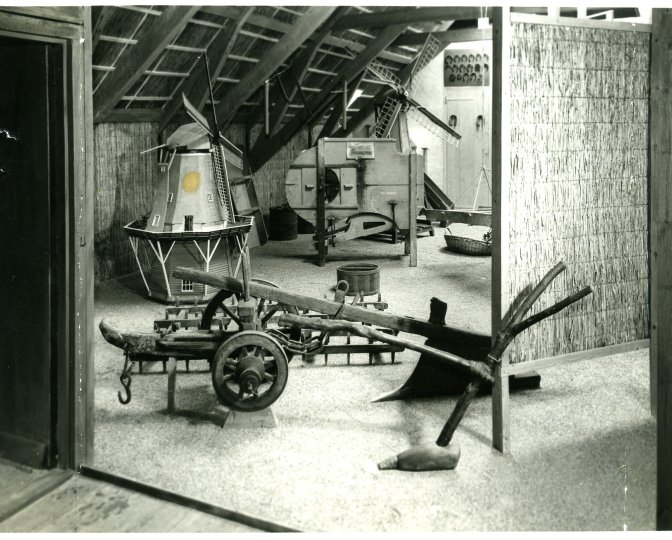 Foto van de tentoonstelling 'het oude zuivelbedrijf' in 1925