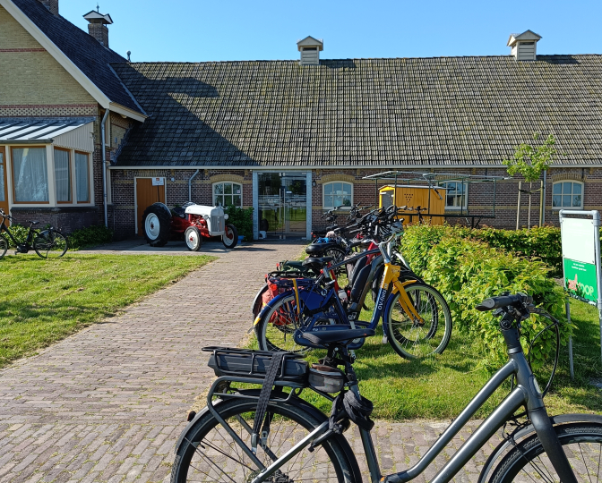 Fietsen voor de entree van het museum