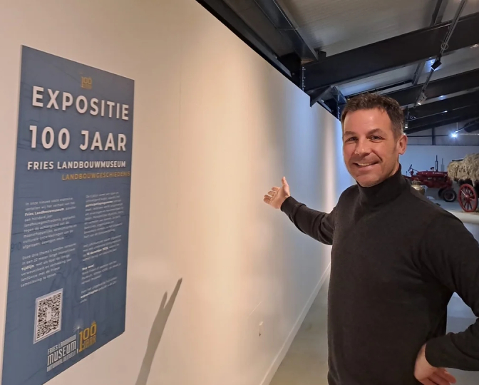 Directeur Peter Wester staat voor de nu nog lege muur, gedurende 2026 zal deze muur zich vullen met een tijdlijn van ruim 100 jaar landbouwgeschiedenis