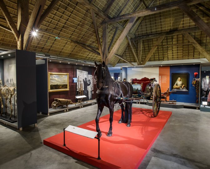 Het opgezette Friese paard Keje in de schuur van het Fries Landbouwmuseum