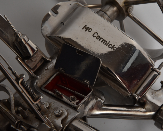 Close up foto van de door Meis Bekkema gemaakte model van een McCormick maaimachine