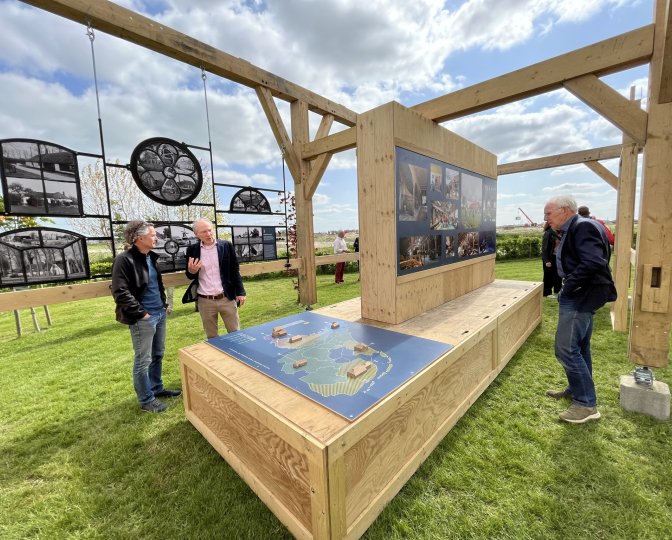 Staketsel van de reizende buitenexpositie op het terrein van het Fries Landbouwmuseum