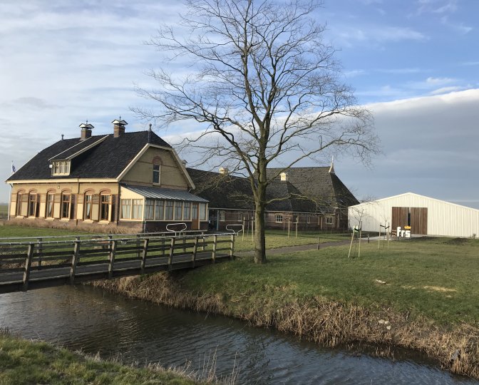 Fries Lanbouwmuseum met FRS-beeld in de tuin voor de aanbouw