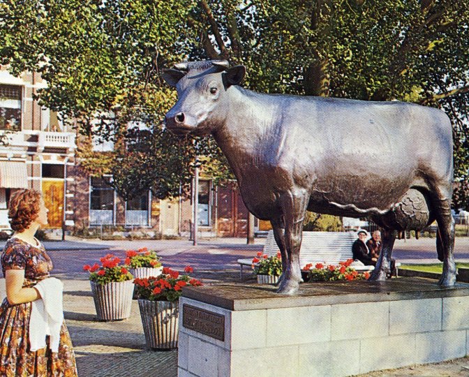 Beeld Us Mem op het Zuiderplein