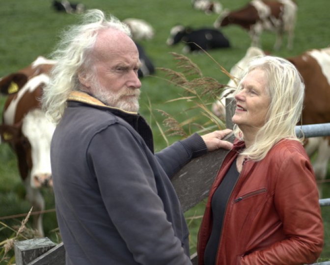 Jan Arendz en Marijke Geertsma voor een weiland met koeien