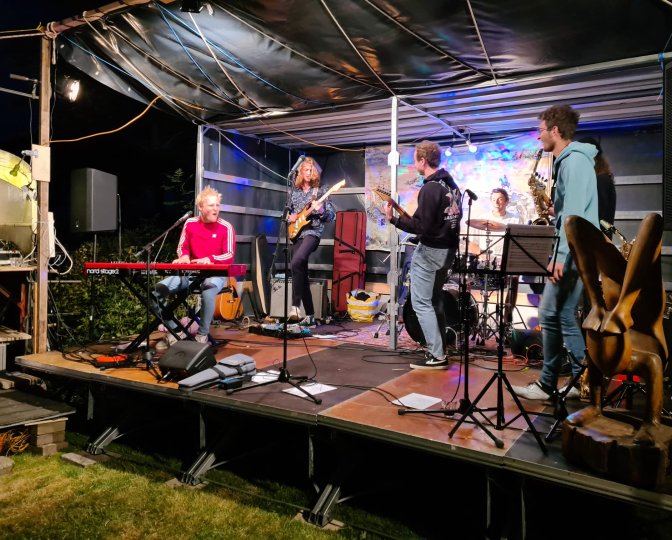 Band Jammer op een podium