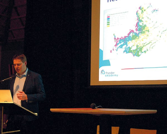 Historicus Mark Raat tijdens het debat in het Fries Landbouwmuseum
