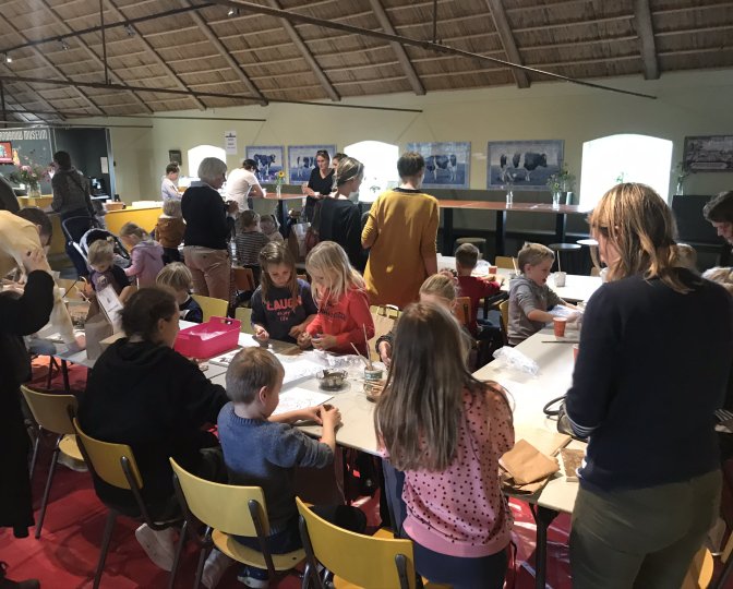 Foyer van het Fries Landbouwmuseum waar volop geknutseld wordt.