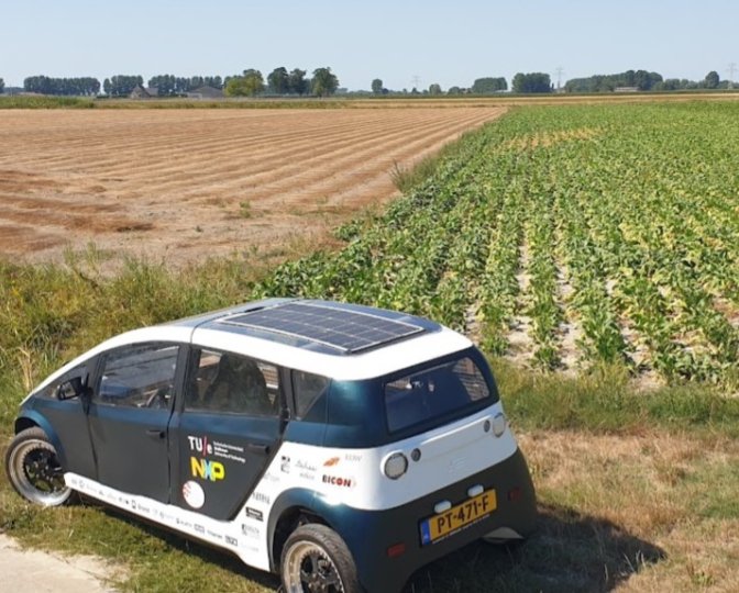 Lina auto van vlaslinnen en suiker voor een akkerveld