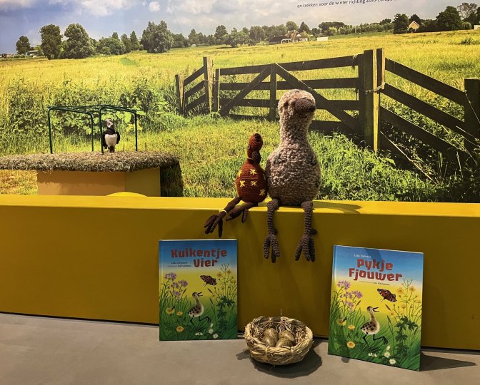 Twee gehaakte pykjes met het voorleesboek 'Pykje Fjouwer' 