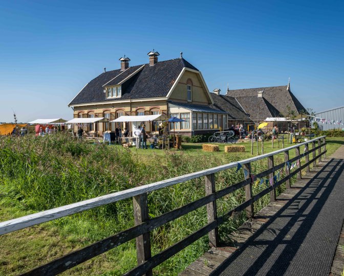 Kraampjes op het terrein van het Fries Landbouwmuseum tijdens de Streekmarkt Middelsee in 2023