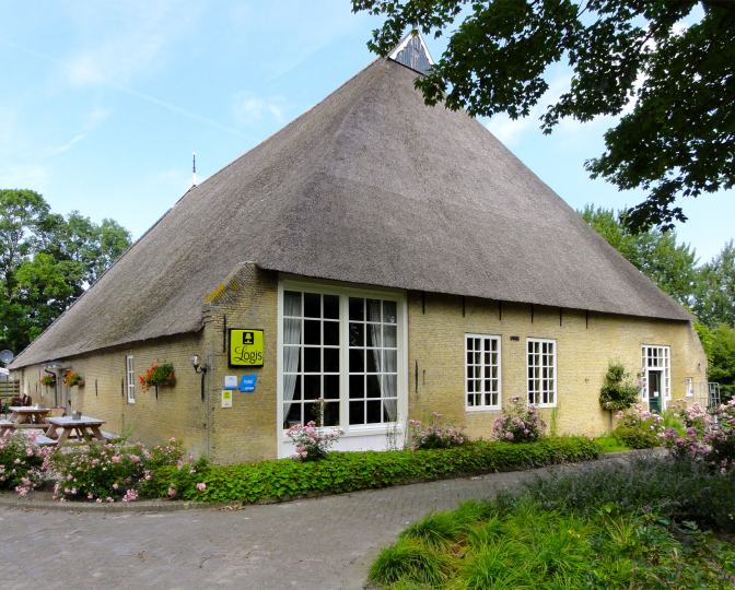 Kop-hals-rompboerderij in gele Friese stee op terrein voormalige Liauckemastate