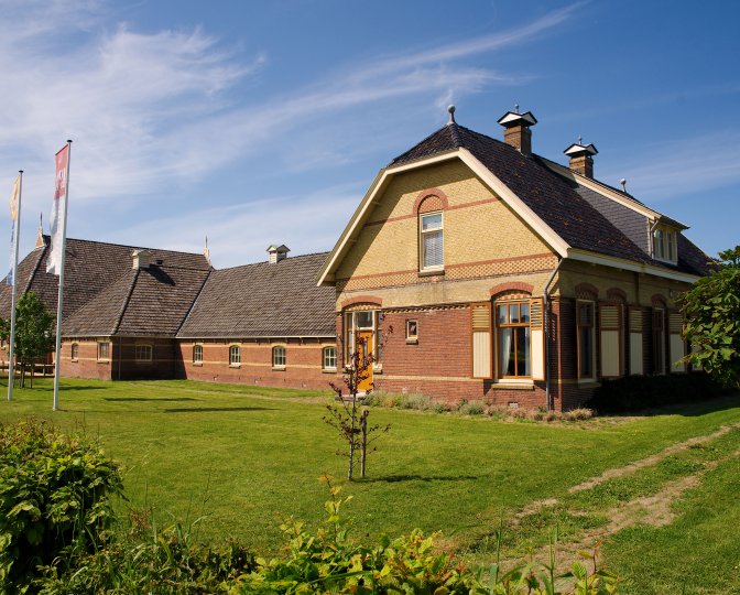 Foto van de zijkant van de museumboerderij, gemaakt door Sytze Herder