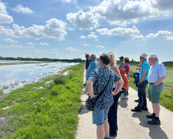Deelnemers van de excursie naar Veen Innovatiepolder Hegewarren aan de rand van het lisdoddeperceel