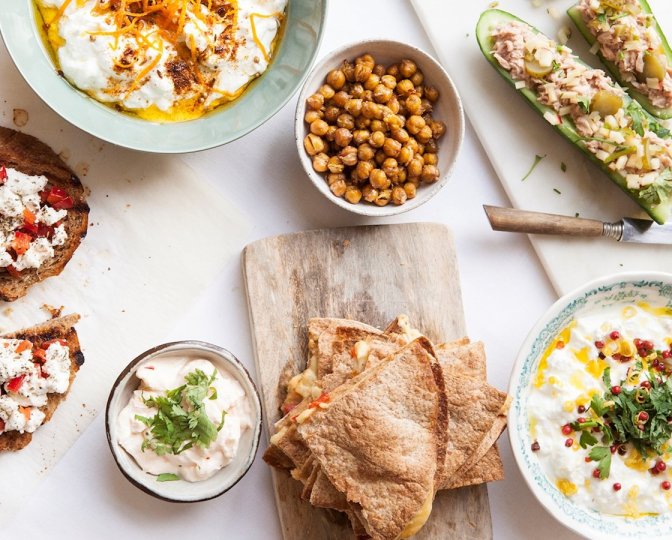 Diverse gerechten in schalen op een tafel