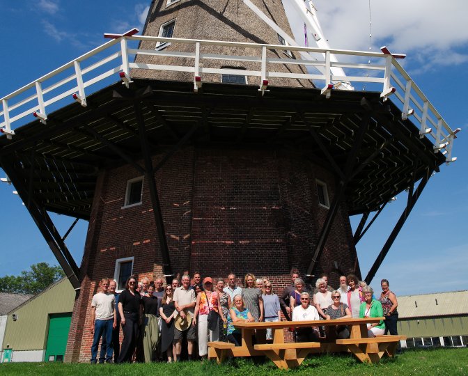 Groep vrijwilligers voor de molen bij HZPC