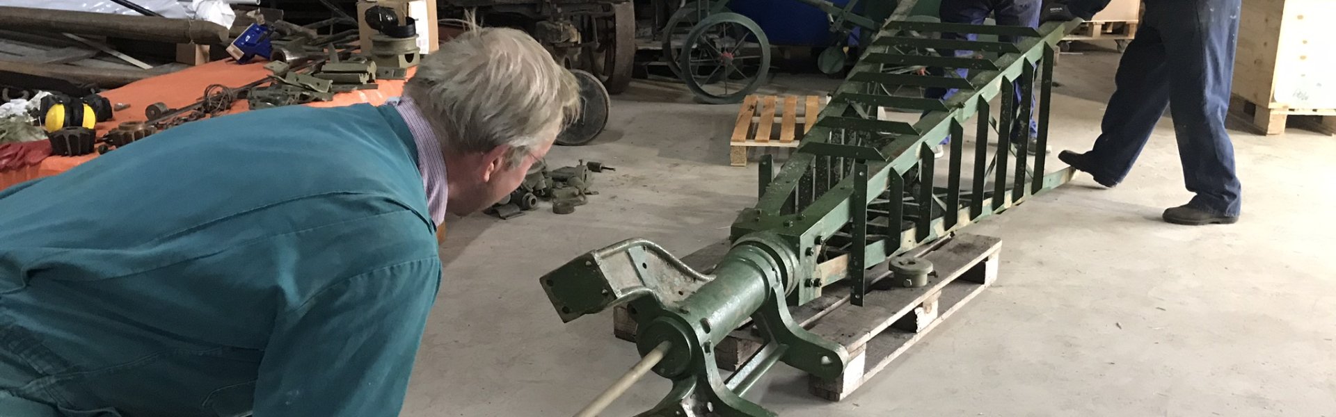 Vrijwilligers zijn aan het werk in het depot van het Fries Landbouwmuseum