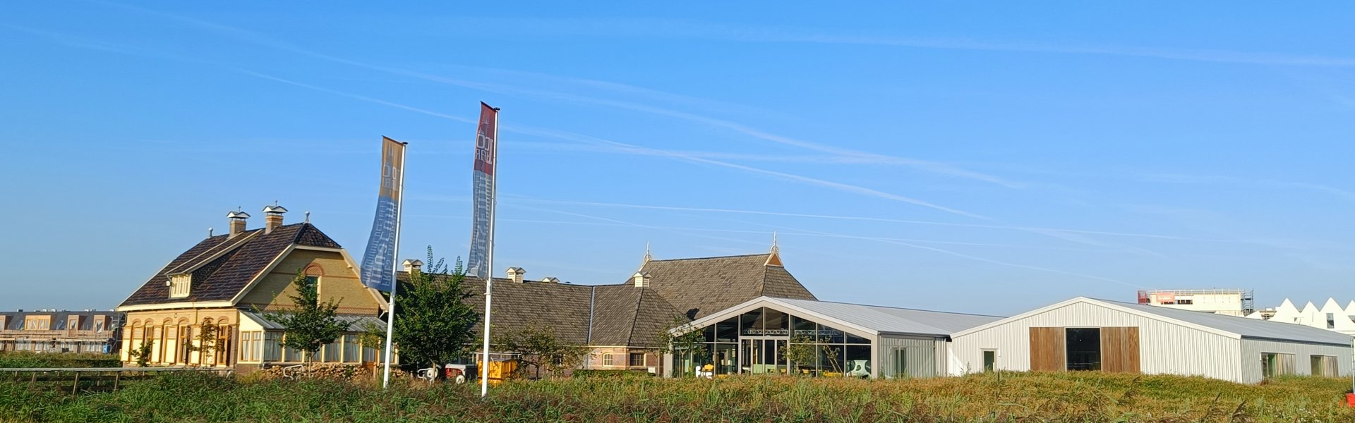 Fries Landbouwmuseum met nieuwbouw woningen op de achtergrond in de nieuwe wijk Middelsee