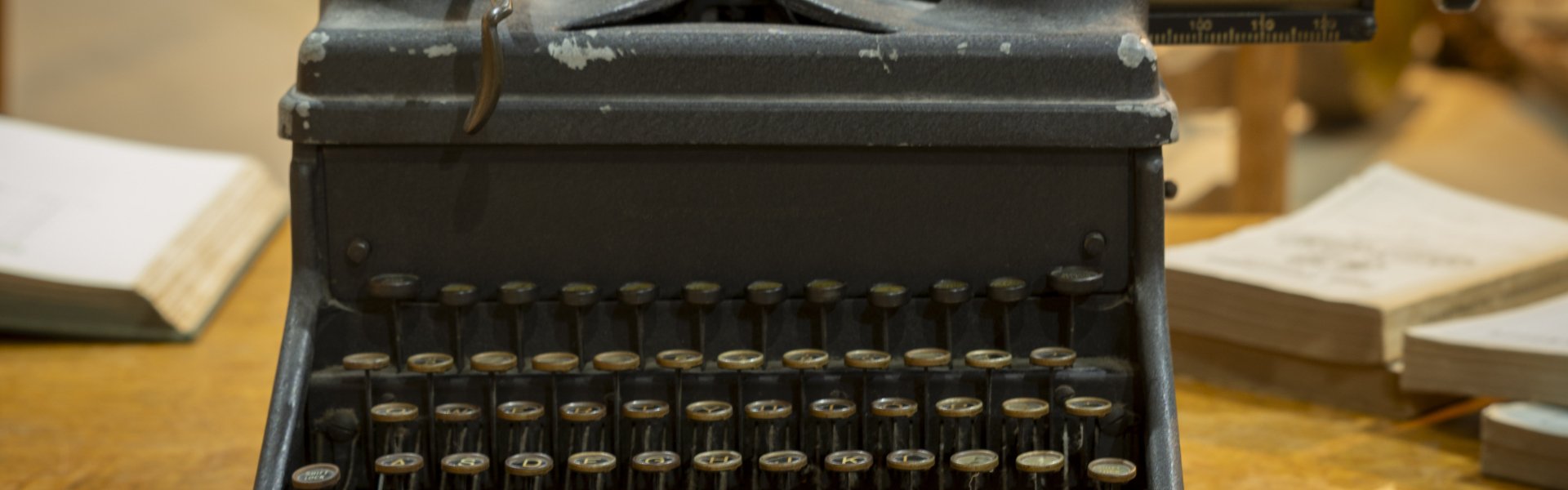 Foto van een ouderwetse typemachine in de tijdelijke expositie van Johannes Elsinga