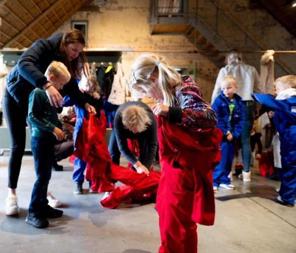 Kinderen trekken overalls aan in het Fries Landbouwmuseum