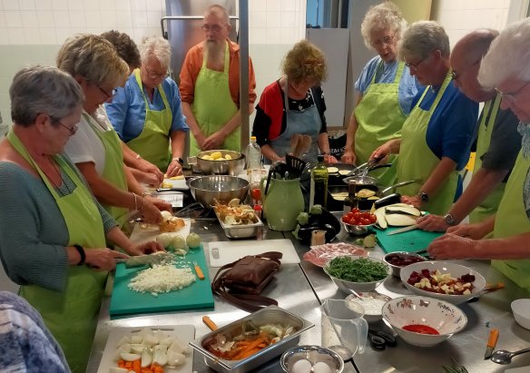 Vrijwilligers tijdens de kookworkshop van huiscateraar Mama Mascha in het Fries Landbouwmuseum