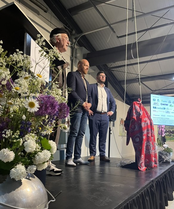 Gedeputeerde Knol en wethouder De Haan klaar voor onthulling van de gedenksteen van Jeen Wouda