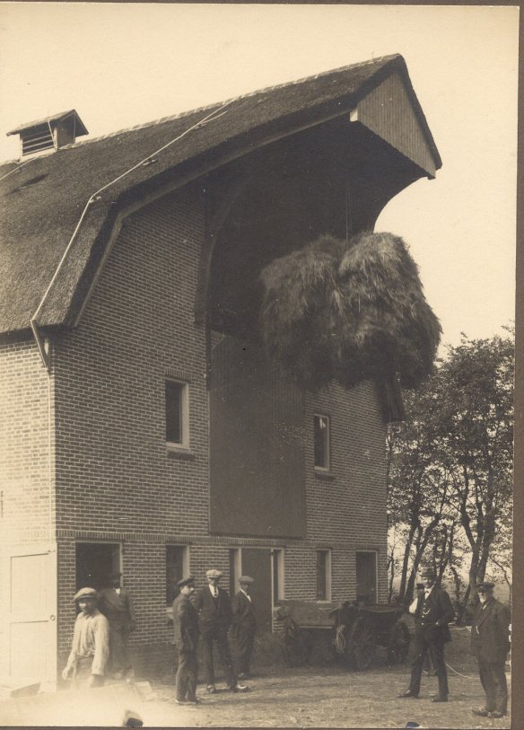 Hooihijsen bij een boerderij in Grou in 1926