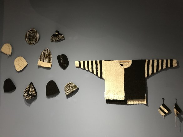 Trui en mutsen die gebreid zijn op de openingsdag van de expositie met de wol van de schapen van een vrijwilliger van het Fries Landbouwmuseum