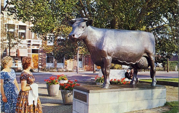 Beeld Us Mem op het Zuiderplein