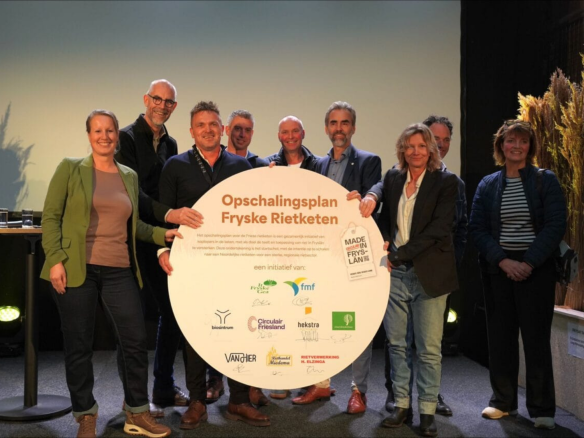 Personen houden bord vast 'Opschalingsplan Fryske Rietketen' 